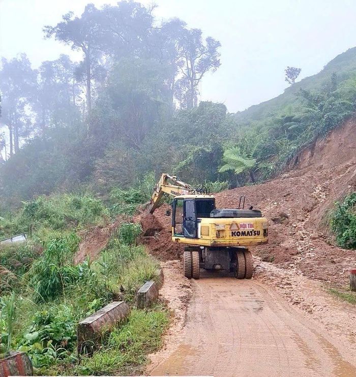 Khắc phục sạt lở tại xã Trà Linh.