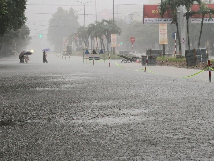 Nhiều tuyến đường ở Tam Kỳ ngập sâu.