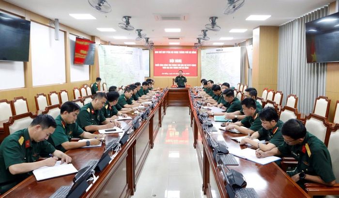 Đại tá Nguyễn Thế Vinh chủ trì cuộc họp khẩn triển khai công tác phòng thủ dân sự, phòng, chống thiên tai và tìm kiếm cứu nạn