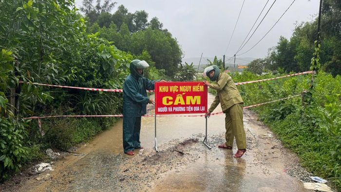 Lực lượng chức năng các địa phương cắm biển, cảnh giới các khu vực nguy hiểm để đảm bảo an toàn cho người dân