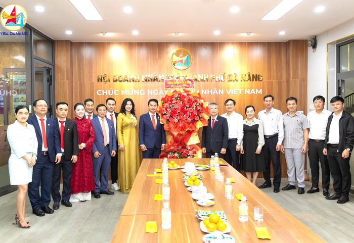 Chủ tịch HĐND TP Nguyễn Đức Dũng tặng hoa chúc mừng YBA Đà Nẵng và cộng đồng doanh nhân trẻ TPnhân kỷ niệm 22 năm Ngày Doanh nhân Việt Nam (13-10-2004 - 13-10-2026).