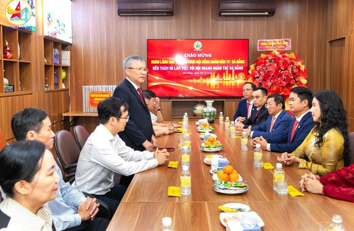 Chủ tịch HĐND TP Nguyễn Đức Dũng phát biểu tại buổi làm việc với YBA Đà Nẵng.