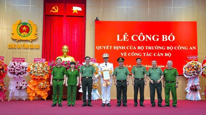 Tặng hoa chúc mừng Đại tá Nguyễn Thanh Trí