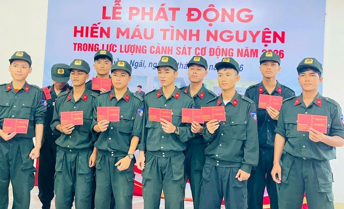 Qua chương trình, cán bộ, chiến sĩ Phòng Cảnh sát cơ động hiến 105 đơn vị máu