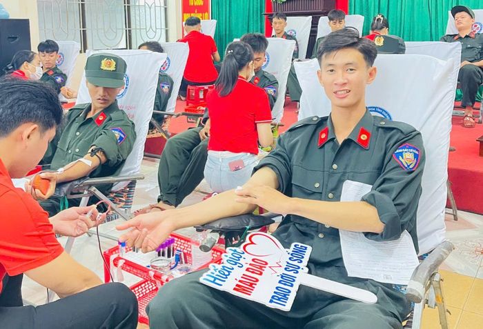 Chiến sĩ Cảnh sát cơ động tham gia hiến máu
