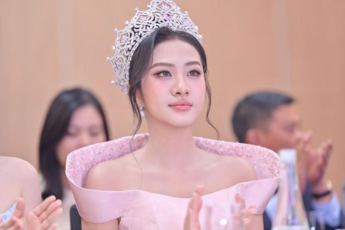 Đương kim Hoa hậu Việt Nam Hà Trúc Linh chia sẻ: "Sẽ có lúc bạn cảm thấy choáng ngợp, bỡ ngỡ trước áp lực dư luận. Những lúc ấy, bạn hãy nhớ lại lý do ban đầu bước chân vào cuộc thi. Đừng cố gắng trở thành một phiên bản hoàn hảo theo khuôn mẫu của ai khác, mà hãy giữ một cái đầu 'lạnh' trước những lời khen chê và một trái tim 'nóng' cho những việc bạn tin là đúng". (Ảnh:BTC)