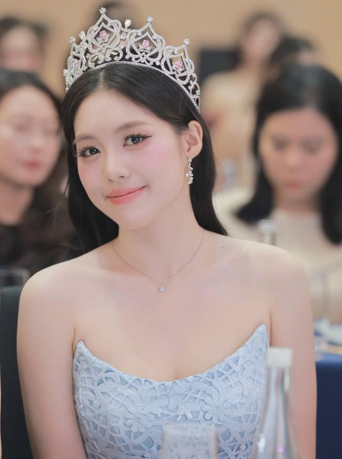 Á hậu 1, Trần Ngọc Châu Anh nhắn nhủ các thí sinh về những điều học hỏi được từ 'Hoa hậu Việt Nam': "Mỗi người đẹp bước ra từ các cuộc thi đều mang một thế mạnh, một màu sắc riêng và cách cống hiến khác nhau cho cộng đồng. Điều tạo nên giá trị bền vững của một danh hiệu không nằm ở tên gọi, mà nằm ở hành động và tầm ảnh hưởng tích cực của người giữ nó. Để duy trì giá trị cốt lõi từ 'Hoa hậu Việt Nam', Châu Anh cho rằng, các bạn hãy giữ trọn sự chân thành, giữ vững phẩm chất bản thân và tập trung tạo ra những giá trị thiết thực cho xã hội". (Ảnh: BTC).