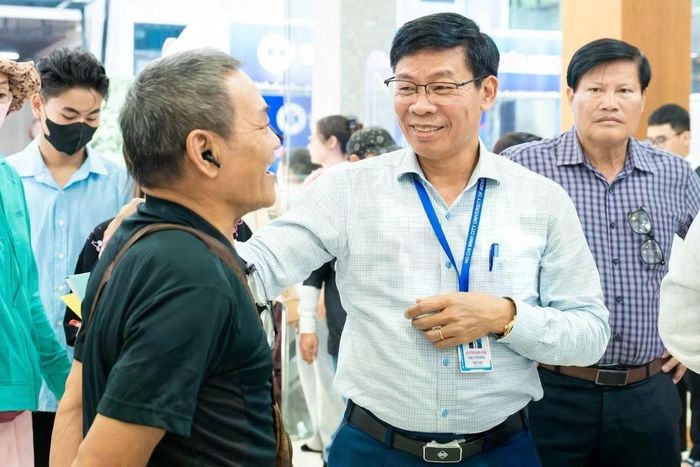 PGS.TS Nguyễn Xuân Hoàn – Hiệu trưởng trường ĐH Công thương TP. HCM - gặp gỡ, hỏi thăm phụ huynh đưa con đi làm thủ tục nhập học năm 2026 tại trường. (Ảnh: Nguyễn Sơn).
