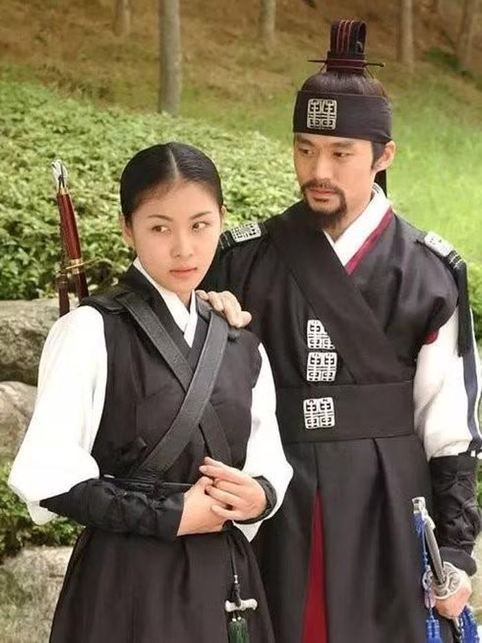 Trong phim 'Damo', Ha Ji Won vào vai Jang Chae Ok còn Lee Seo Jin vào vai quan chức Hwangbo Yoon. Họ đã nhận được sự yêu mến nồng nhiệt nhờ chuyện tình đầy day dứt cùng câu thoại kinh điển: "Nàng có đau không? Ta cũng đau lòng lắm".