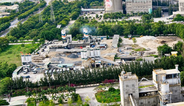  Trạm nghiền xi măng Fico - Hiệp Phước tại Khu công nghiệp Hiệp Phước, xã Hiệp Phước, TPHCM. Ảnh: HOÀNG HÙNG 