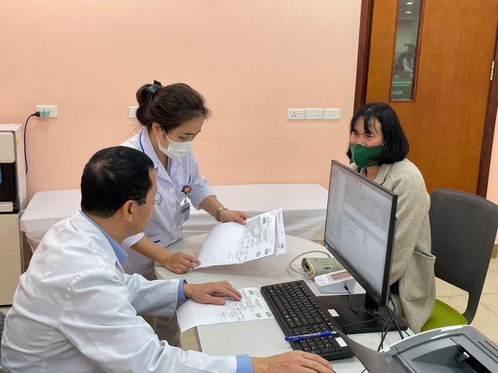  Người bệnh đến khám, điều trị tại Bệnh viện Bạch Mai. Ảnh: NGỌC DUNG 