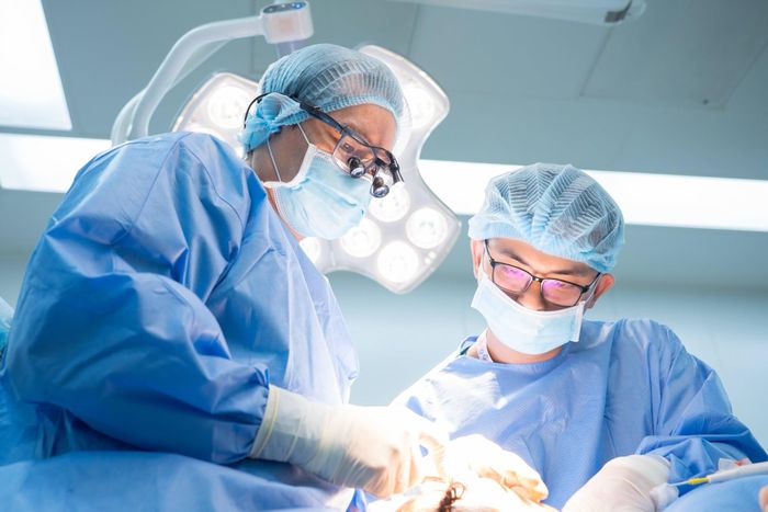  Bác sĩ khoa Tạo hình Thẩm mỹ, Bệnh viện Chợ Rẫy thực hiện một ca phẫu thuật. Ảnh: BVCC 