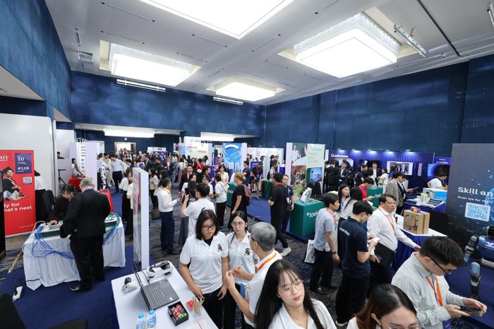  Đông đảo đại biểu tham quan Triển lãm giáo dục và Công nghệ giáo dục. Ảnh: NGUYỄN MẠNH 