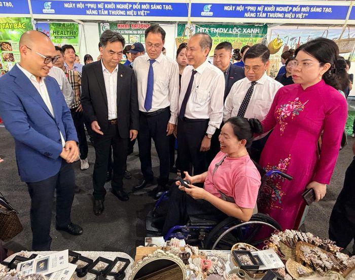  Lãnh đạo TPHCM tìm hiểu sản phẩm, mô hình kinh doanh của doanh nghiệp tại Chương trình Kết nối cung - cầu năm 2026. Ảnh: HOÀNG HÙNG 