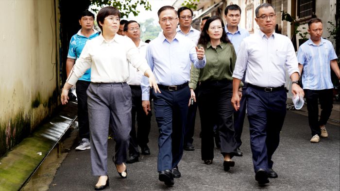  Phó Bí thư Thành ủy TPHCM Đặng Minh Thông cùng đoàn công tác khảo sát các dự án cải tạo, xây dựng chung cư cũ ngày 8-10. Ảnh: THANH HIỀN 