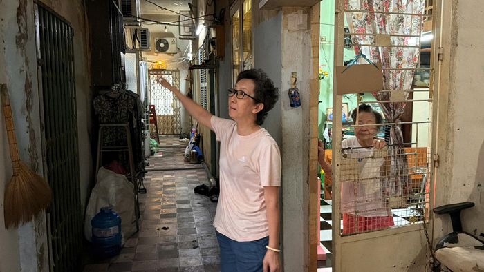  Người dân phản ánh tình trạng xuống cấp tại khu vực hành lang chung cư 24 Ngô Quyền, phường An Đông, TPHCM. Ảnh: HOÀNG HÙNG 