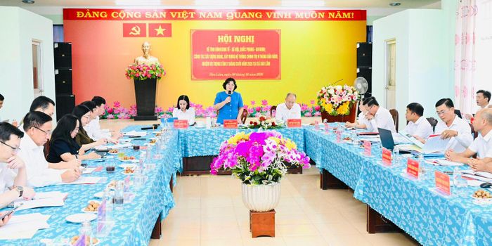 Phó Bí thư Thành ủy TPHCM Văn Thị Bạch Tuyết chủ trì hội nghị giao ban với Ban Thường vụ Đảng ủy xã Bàu Lâm. Ảnh: VIỆT DŨNG