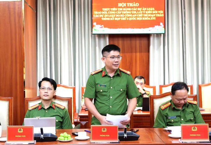  Trung tá Võ Tấn Lập, Phó Phòng PC02 nêu ý kiến tại hội thảo. Ảnh: NGUYỄN TÂN 