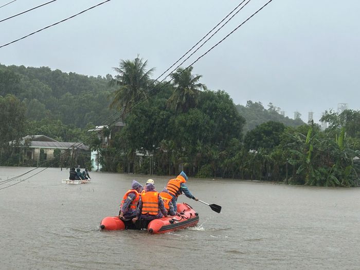  Các lực lượng chức năng tiếp cận vùng bị ngập. Ảnh: NGUYỄN TRANG 