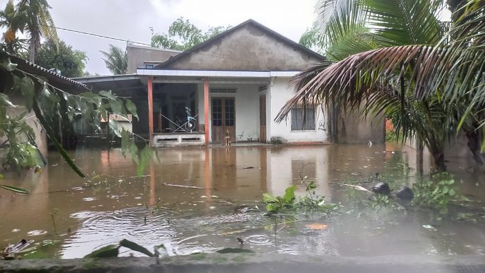  Nhiều căn nhà ngập sâu trong sáng 8-10. Ảnh: NGUYỄN TRANG 