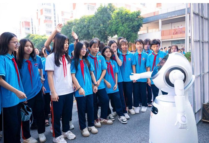  Sinh viên và học sinh Phenikaa hào hứng trải nghiệm, tìm hiểu robot tại triển lãm. Ảnh: LÊ MINH SƠN 