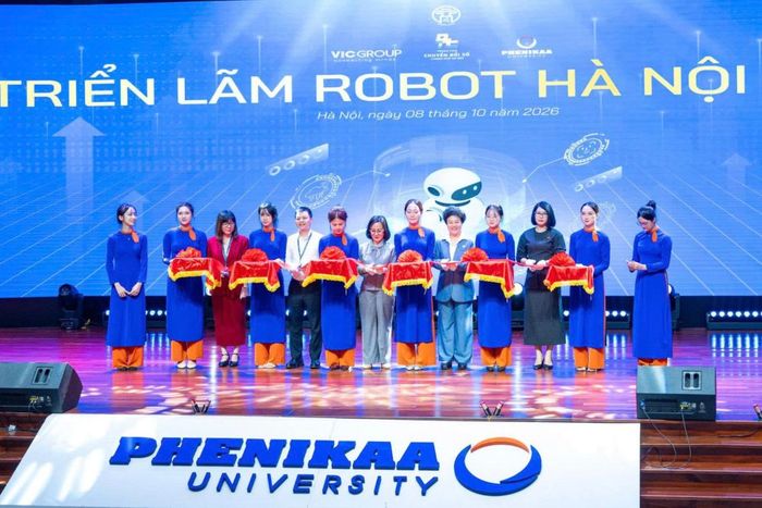  Cắt băng khai mạc triển lãm. Ảnh: LÊ MINH SƠN 