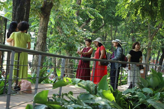  Người dân có thể ngắm cảnh, trò chuyện hoặc chụp ảnh. Ảnh: TIẾN CƯỜNG 