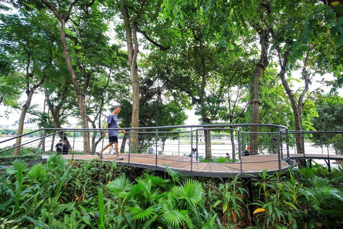 Không gian nghệ thuật “Dải lụa ký ức” khu vực phía Tây hồ Hoàn Kiếm. Ảnh: TIẾN CƯỜNG 