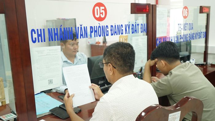  Người dân làm thủ tục, hồ sơ đất đai tại Trung tâm phục vụ hành chính công xã Bắc Tân Uyên. Ảnh: DUY TRẦN 