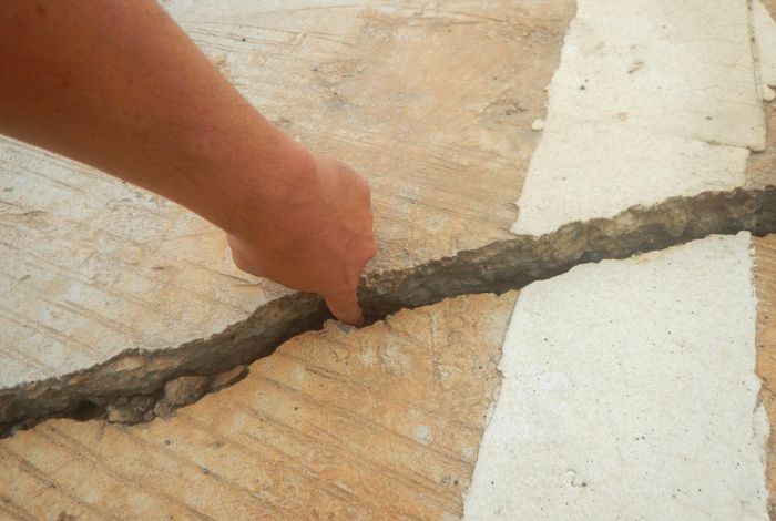  Mặt đường nứt lớn, tạo thành rãnh sâu. Ảnh: TIẾN THẮNG 