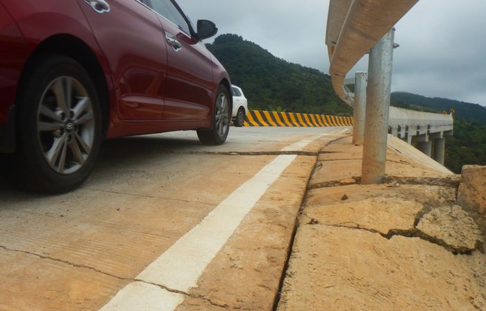  Các phương tiện di chuyển khó khăn. Ảnh: TIẾN THẮNG 