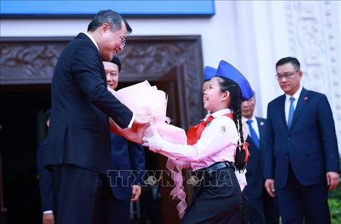  Thiếu nhi thủ đô Vientiane tặng hoa chào mừng Thủ tướng Lê Minh Hưng thăm chính thức Lào. Ảnh: TTXVN 