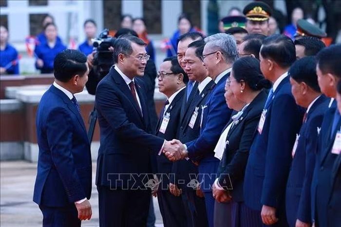  Thủ tướng Lê Minh Hưng cùng thành viên Đoàn đại biểu cấp cao Lào tham dự lễ đón. Ảnh: TTXVN 