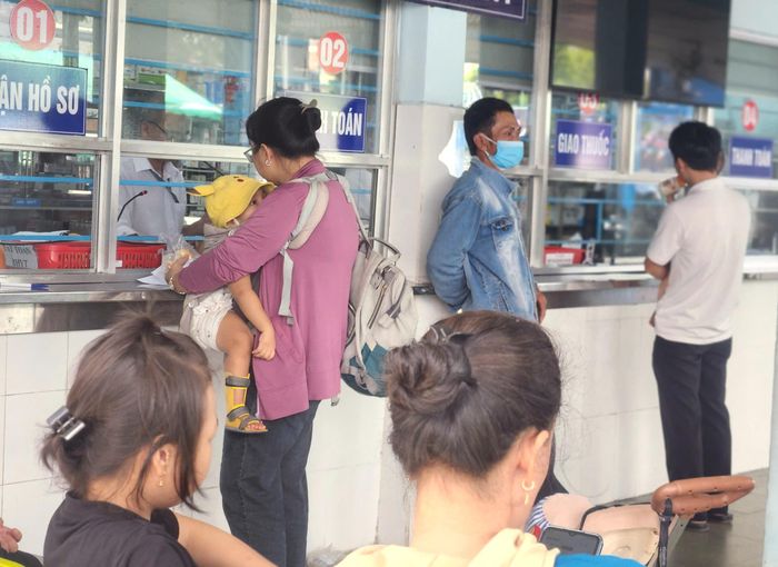  Phụ huynh đưa trẻ đến Bệnh viện Nhi đồng 1 TPHCM thăm khám. 