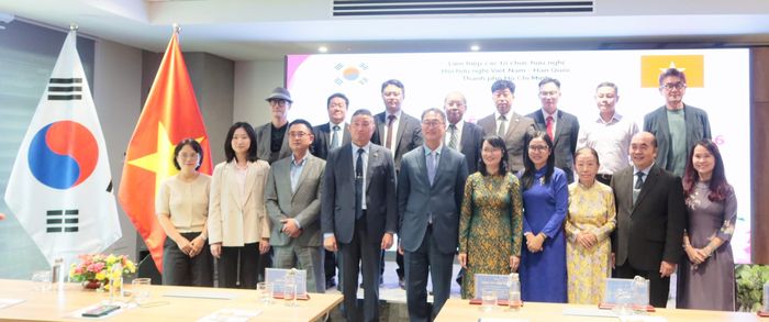  Các đại biểu chụp ảnh lưu niệm tại sự kiện. Ảnh: THỤY VŨ 