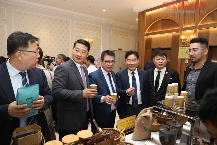 Lãnh đạo tỉnh Lâm Đồng và đoàn công tác Hàn Quốc tham quan các gian hàng nông sản của Lâm Đồng bên lề hội nghị. Ảnh: ĐOÀN KIÊN 