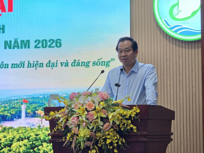  Ông Dương Vũ Nam, Phó Giám đốc Sở Công thương trả lời câu hỏi của nông dân 