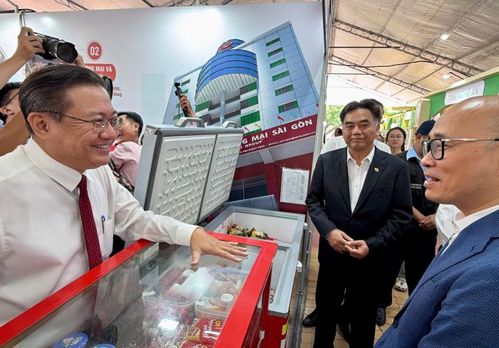  Đại diện SATRA giới thiệu sản phẩm tại Chương trình Kết nối cung - cầu giữa TPHCM và các tỉnh, thành năm 2026. Ảnh: MINH XUÂN 