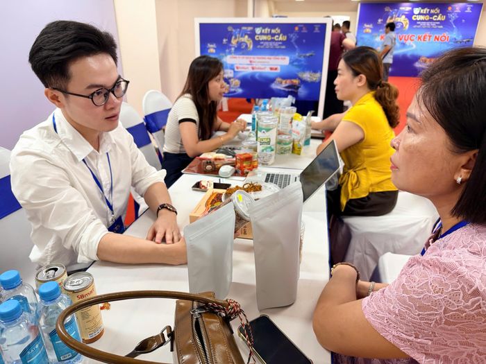  Kết nối trực tiếp với hệ thống phân phối giúp doanh nghiệp, hợp tác xã mở đầu ra và từng bước nâng chuẩn hàng hóa. Ảnh: MINH XUÂN 