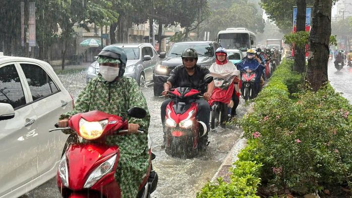  Mưa lớn đúng lúc tan tầm, các phương tiện di chuyển khó khăn 
