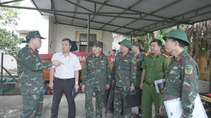  Đoàn công tác Bộ Chỉ huy Quân sự tỉnh Quảng Ngãi kiểm tra thực tế chuẩn bị ứng phó với mưa lũ. Ảnh: THÀNH DUY 