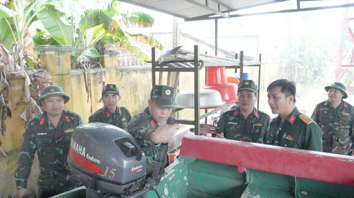  Chỉ huy trưởng Bộ Chỉ huy Quân sự tỉnh Quảng Ngãi kiểm tra phương tiện, kỹ thuật của Ban Chỉ huy Quân sự xã Đình Cương. Ảnh: THÀNH DUY 