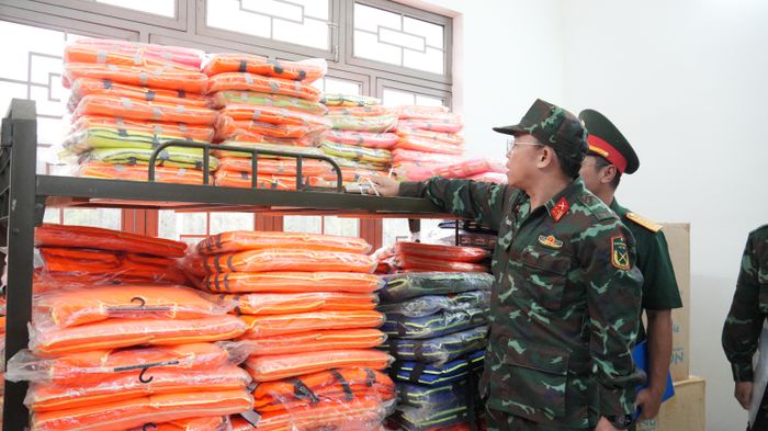  Đại tá Trần Hữu Ích kiểm tra kho vật chất dự trữ làm nhiệm vụ phòng chống thiên tai, tìm kiếm cứu nạn tại Ban Chỉ huy Quân sự xã Nghĩa Hành. Ảnh: THÀNH DUY 