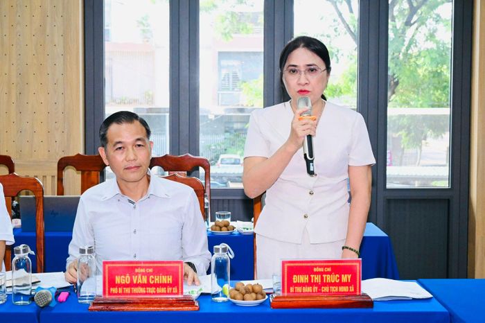 Lãnh đạo Đảng ủy xã Hòa Hội phát biểu tại hội nghị. Ảnh: Việt Dũng 