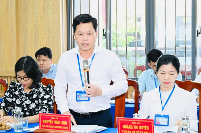 Cán bộ xã Hòa Hội phát biểu tại hội nghị. Ảnh: Việt Dũng 