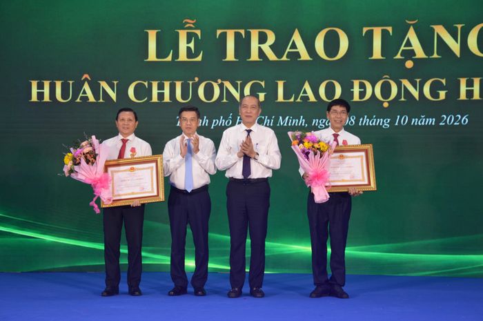  Phó Chủ tịch Thường trực Trung ương Hội Nông dân Việt Nam Phan Như Nguyện; Phó Chủ tịch HĐND TPHCM Nguyễn Văn Dũng trao Huân chương Lao động hạng nhì cho các đồng chí nguyên lãnh đạo Hội Nông dân TPHCM. Ảnh: ĐỨC TRUNG 