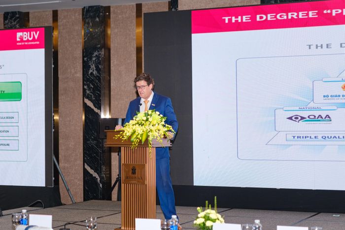  GS Rick Bennett - Phó Hiệu trưởng kiêm Phó Chủ tịch BUV. Ảnh: KIỀU LAM 