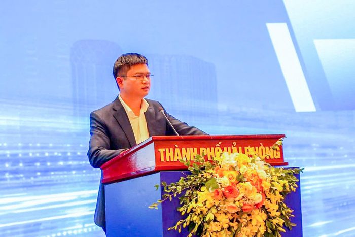  Trung tá Đào Đức Triệu, Giám đốc Trung tâm Sáng tạo, khai thác dữ liệu (Trung tâm Dữ liệu quốc gia, Bộ Công an) tham luận tại hội thảo. Ảnh: PHÚ LƯƠNG 