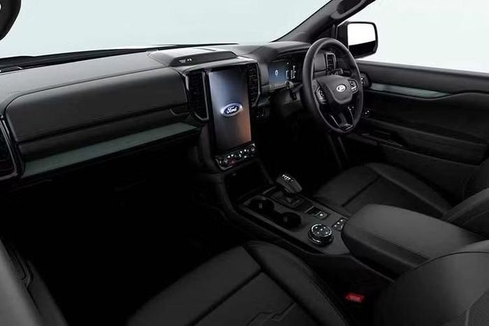 Không chỉ tạo khác biệt về thiết kế, Everest Wolftrak còn được Ford hướng đến nhóm khách hàng thường xuyên sử dụng xe để kéo moóc, caravan hoặc các thiết bị phục vụ hoạt động ngoài trời. Mẫu SUV có khả năng kéo tối đa 3.500 kg và được trang bị sẵn móc kéo từ nhà máy.