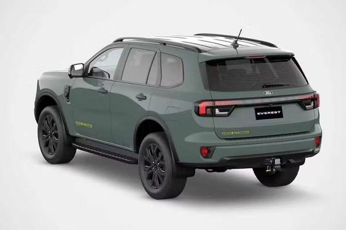 Một điểm khác biệt so với "người anh em" Everest Wildtrak trước đó là Wolftrak 2027 không được trang bị hệ thống đèn pha Matrix LED.Trang bị tiêu chuẩn của xe gồm bộ mâm hợp kim 20 inch hoàn thiện màu đen mờ kết hợp lốp bốn mùa.